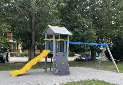 Botond vár kettő hintával (fa)