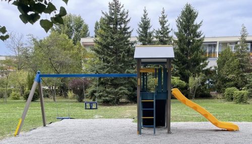 Botond vár kettő hintával (fa)