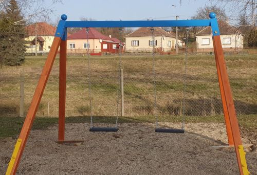 Kétüléses hintaállvány fém felsővel, fa lábbal