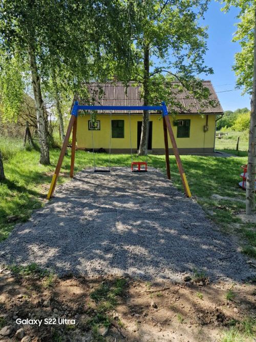 Kétüléses hintaállvány fém felsővel, fa lábbal