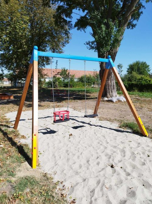 Kétüléses hintaállvány fém felsővel, fa lábbal