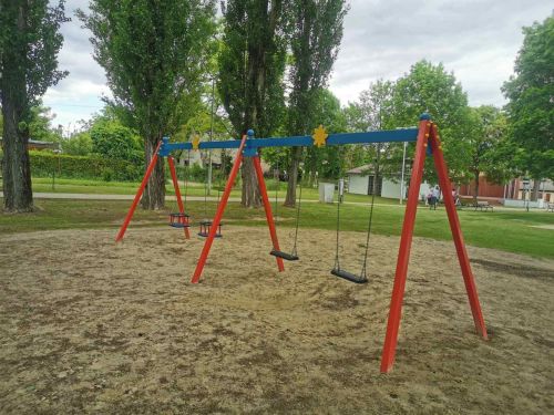 Négyüléses hintaállvány (fém) 2db lengőhintával, 2 db bébihintával